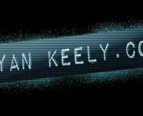Ryan Keely Está Se Divertindo Muito No Banheiro, Enquanto Ninguém A Observa