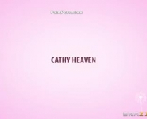 Cathy Heaven Stript En Spreidt Voor Ons