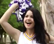 Schattig Cheerleader Meisje Probeert Haar Ronde Benen Uit Terwijl Ze Een Zwarte Lul Zuigt