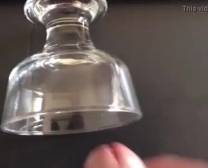Transe Saugt Glasdildo Aus Einem Stump Für Facial