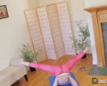 Kleine Brunette Trekt Langzaam Haar Kleren Uit En Danst Voor Haar Webcam