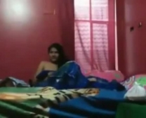 Deux Couples Excités Le Font Devant Une Webcam, Dans Une Immense Chambre D'hôtel