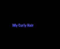 Curly Brunette Stript En Laat Haar Kleine Tieten Zien