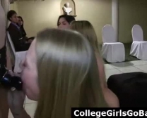 Sorority Slet Tiener Cocksucks Haar Studentenclub Man