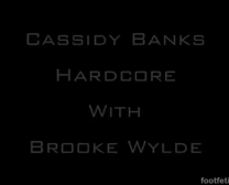 Cassidy Banks Hace Su Primer Anal Con Un Falso Agente, Pero Le Levanta Follar Por Las Putas Muy Calientes
