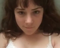 كيرا وينترز ذات العيون الزرقاء الحلوة تمارس الجنس في مرحاض عام