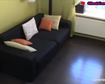 Garota Madura De Cabelos Pretos Está Expondo Sua Buceta Peluda Para A Câmera, Em Seu Apartamento