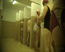 Gruppen Duschen: Zwei Versaute Männer Und Nackt In Der Gruppe