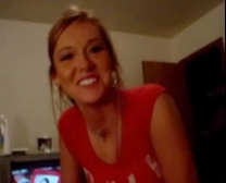 Vrouw Blaast Bazooka Op Amateurwebcam Tijdens Hete Anale Seks