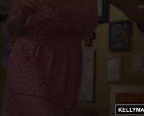 Kelly Madison Masturbowała Się Na Sofie I Czekała, Aż Pojawi Się Jej Niegrzeczny Partner