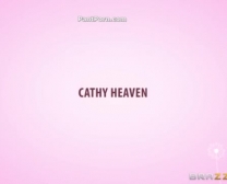 Cathy Heaven Frequentemente É Fodida Em Várias Posições, Até Que Ela Começa A Gemer De Prazer