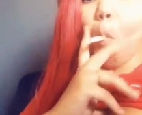 Roken Hete Ebony Transseksueel Domineert Lesbische Vriend Door Haar Neer Te Halen