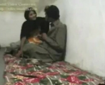 امرأة متزوجة على وشك ممارسة الجنس الوحشي مع ابنها في غرفتها بالفندق