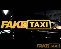 Geile Taxichauffeur Begint De Kont Van Zijn Passagier Te Berijden En De Neukmachine Van Zijn Kont Te Zuigen