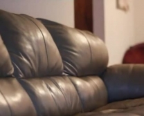 رجل مثير يرتدي نظارات يخوض علاقة جنسية مشبعة بالبخار على أريكته الضخمة الجديدة