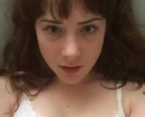 Una Mora Sexy Dagli Occhi Azzurri Sta Facendo Un Tuffo Perfetto Davanti Alla Webcam