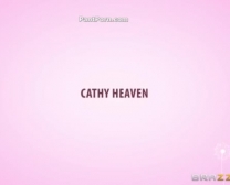 Cathy Heaven Non Si Sta Solo Scopando La Figliastra Dai Capelli Lunghi, Ma Sta Anche Succhiando Il Cazzo Del Suo Ragazzo