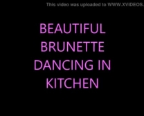 Verbluffende Brunette Danst En Neukt Op Een Tafel