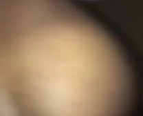 Ebony Babe Está Massageando Sua Buceta E Brincando Com Seu Vibrador Favorito, Durante Um Trio Ao Ar Livre