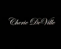 Cherie Deville Está Usando Un Gran Consolador Negro Para Perforar Su Coño, Temprano En La Mañana.