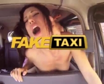 سائق سيارة أجرة امرأة سمراء غالبًا ما يمارس الجنس مع كبار السن من أجل المال ، لأنهم يحبون مؤخرتها الساخنة.