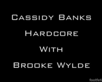 Cassidy Banks S'est Fait Tatouer Et A Commencé À Se Masturber Comme Une Vraie Salope, Dans La Cuisine.