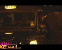 Kobieta Fake Taxi, Niesamowita Hebanowa Taksówkarz Z Niezłym Tyłkiem, Wykorzystuje Desperację Pięknej Przybyszy