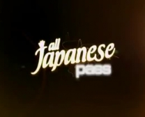 Une Japonaise Chaude Écarte Les Jambes Et Montre Sa Chatte Poilue Tout En Se Masturbant Sur Une Webcam.