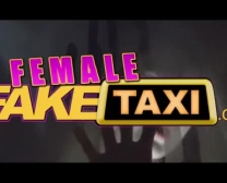 Das Weibliche Gefälschte Taxi Bekommt Creampie Vom Hunky-Fahrer, Der Sie Aufhebt