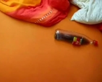 Close-Up Van Het Sletterige Witte Meisje Met Grote Ebon Latina Dick Die Haar Pluizige Orgasme Op Haar Roze Invoert