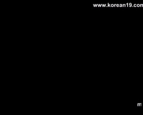 Menina Magro Coreana Romps Com Menino Branco Quente E Recebe Ejac Em Sua Boca E Buceta