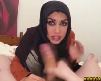 Glamorous Arab Babe Queen Painenado Masturbarsi Sul Divano Del Salotto E Poi Gli Assalti Cum