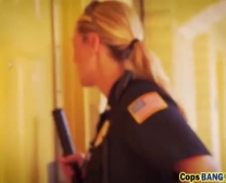 La Policière Blonde Aux Gros Seins Samantha Saint Est Sur Le Point De Se Faire Baiser À L'arrière D'une Voiture