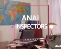 Inspektorzy Anali W Niewoli Dopełniają Zbędnego Trójkąta I Podwójnej Penetracji Podczas Otwierania Odbytu