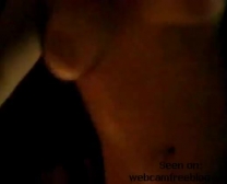 La Ragazza Mostra Uno Slip Sexy Con Le Tette Cadenti E Per Mostrare La Sua Età E Come Far Venire L'orgasmo A Un Ragazzo Arrapato.