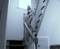 Egy Csaj Tetszése Hamis Mellszoborral A Nyilvános Lépcsőházban