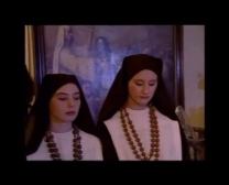 Nuns Catholiques Et Plus De Lesbiennes Partageant Une Bite Dans Le Groupe Bdsm