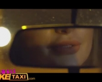 Weibliche Gefälschte Taxi Sexy Latina Teen Küken Gangbangiert Auf Dem Rücksitz Eines Taxi