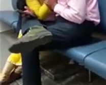 Lokale Brent Guy Sampling Aziatische Twinks Penissen In Zijn Eerste Buttfucking