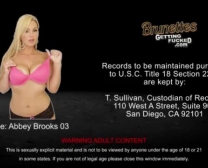 Busty Amber Brooks Megkapja A Szűk Rózsaszín Torok Szivattyúzását.