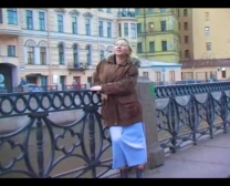 امرأة سمراء روسية مفلس في جوارب شفافة وحزام رباط ، حصلت مارس الجنس باكس راي على الأريكة.