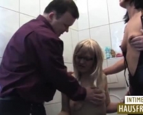 Niemiecki Mamuśki Masuje Młode Amatorskie Nastolatki I Pozwala Pieprzyć