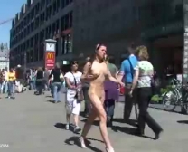 Nudità Pubblica Per Strada Per Sesso