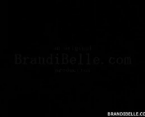 Brandi Belle Realiza Piernas De Rejilla Negras Mientras Se Cuece Al Vapor En La Cocina