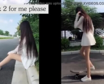 Jonge Aziatische Tiener Huisvrouw Striptease En Trekt Dan Haar Slipje Uit.
