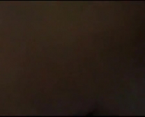 امرأة سمراء الساخنة مارس الجنس على ركبتيها في حبل عبودية