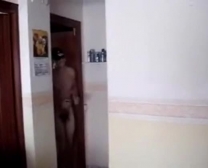 Un Ragazzo Nudo Scopa Una Ragazza Sexy Nel Suo Appartamento, Mentre Il Suo Ragazzo È Al Lavoro.