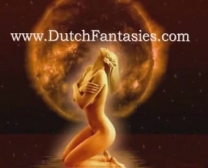 Dutch Milf Com Peitos Grandes Está Vendo O Namorado Da Vizinha Se Masturbando Eroticamente Em Uma Cama Múltipla.
