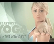 Schattige Yogameisje Geneukt In Korte Mini-Jurk
