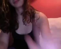 Una Bella Mora Adolescente Mostra Le Sue Mutandine Mentre Succhia Il Cazzo.